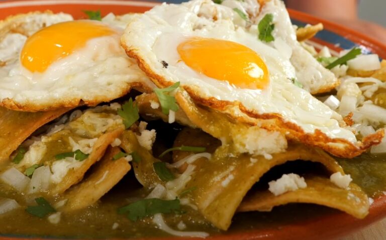 A vibrant display of huevos rancheros