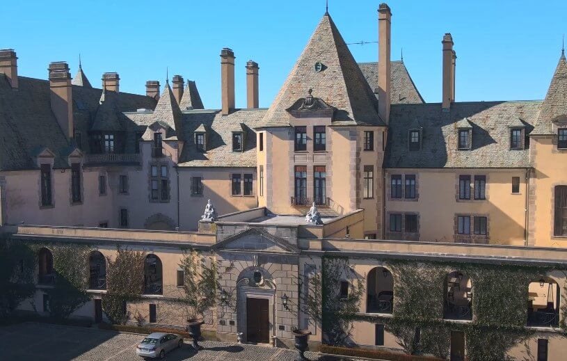 A sun-drenched courtyard of the Oheka Castle